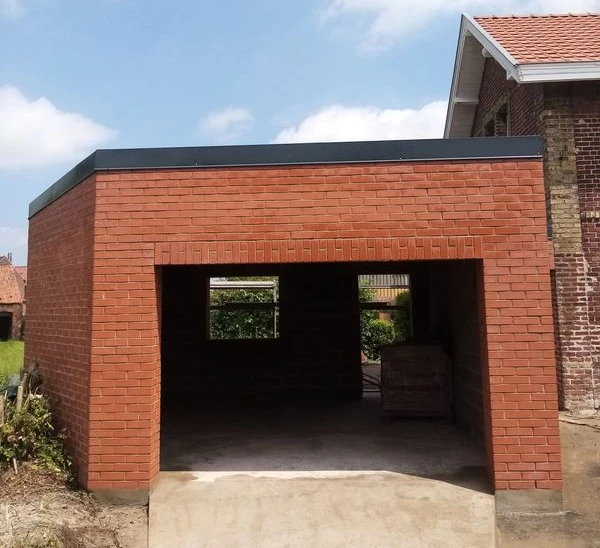 Construction d'un garage en briques